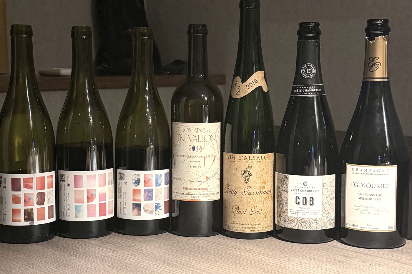 試飲に並ぶ世界各地のワイン